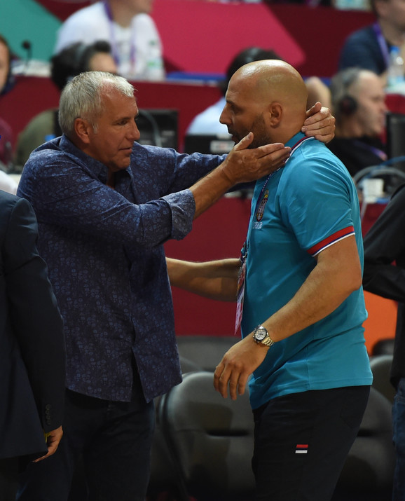 Željko Obradović i njegov nekadašnji đak, sada selektor Srbije i osvajač srebra na Svetskom prvenstvu, Olimpijskim igrama i Evropskom prvenstvu kao strateg 