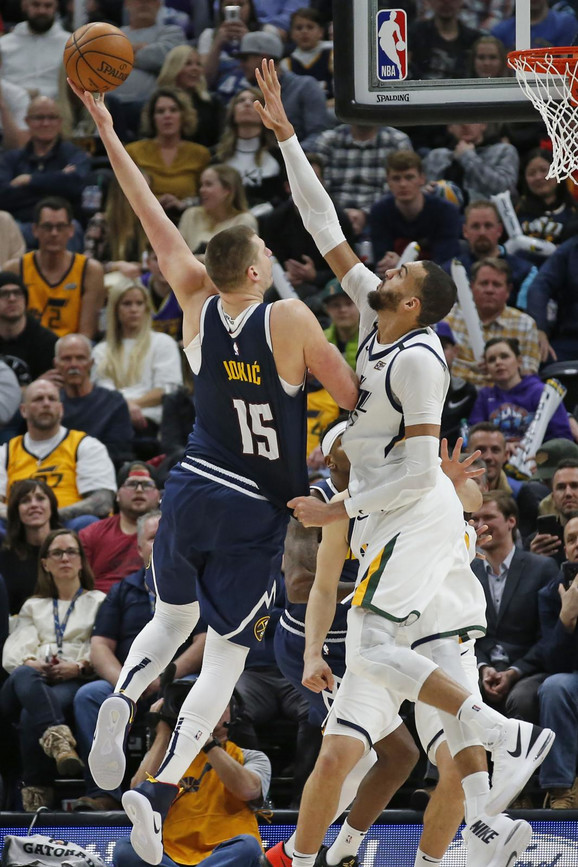 Nikola Jokić u duelu sa Rudijem Goberom na meču Juta - Denver