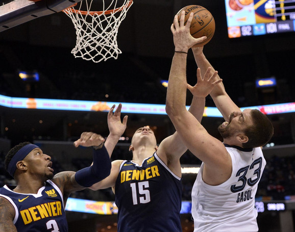 Nikola Jokić i Mark Gasol u duelu