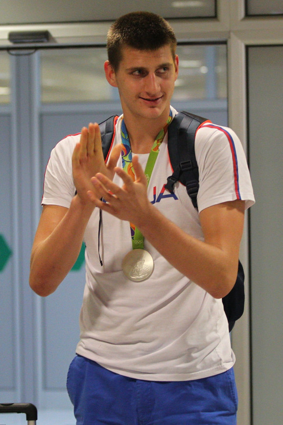 Nikola Jokić  sa olimpijskom medaljom iz Rio de Žaneira