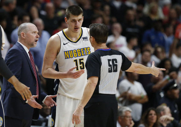 Trener Nagetsa Majkl Malon i Nikola Jokić