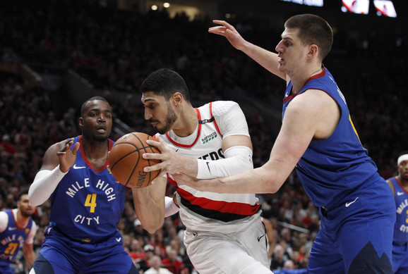 Pol Milsap, Enes Kanter i Nikola Jokić na plej-of meču Denver - Portland