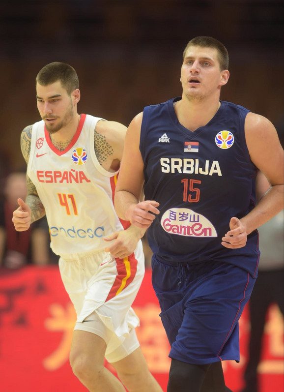 Huančo Hernangomez i Nikola Jokić na Mundobasket meču Srbija - Španija u Kini 2019.