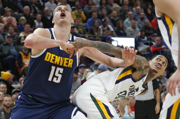 Nikola Jokić u borbi za loptu na NBA utakmici Denver - Juta