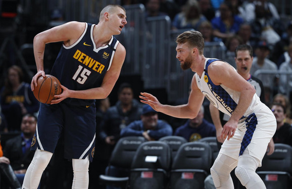 Nikola Jokić i Domantas Sabonis na utakmici Denver Nagets - Indijana Pejsers