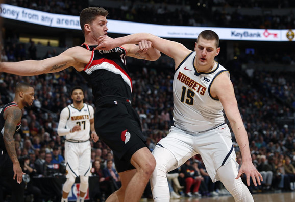 Nikola Jokić u duelu sa Mejersom Leonardom iz Portlanda