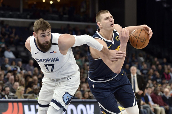 Jonas Valančijunas i Nikola Jokić na meču Memfis - Denver