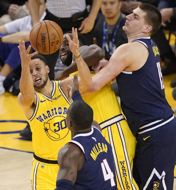 Nikola Jokić na meču sa Golden Stejt Voriorsima