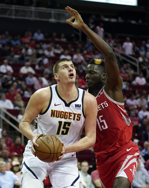Nikola Jokić i Klint Kapela u duelu na meču Hjuston - Denver