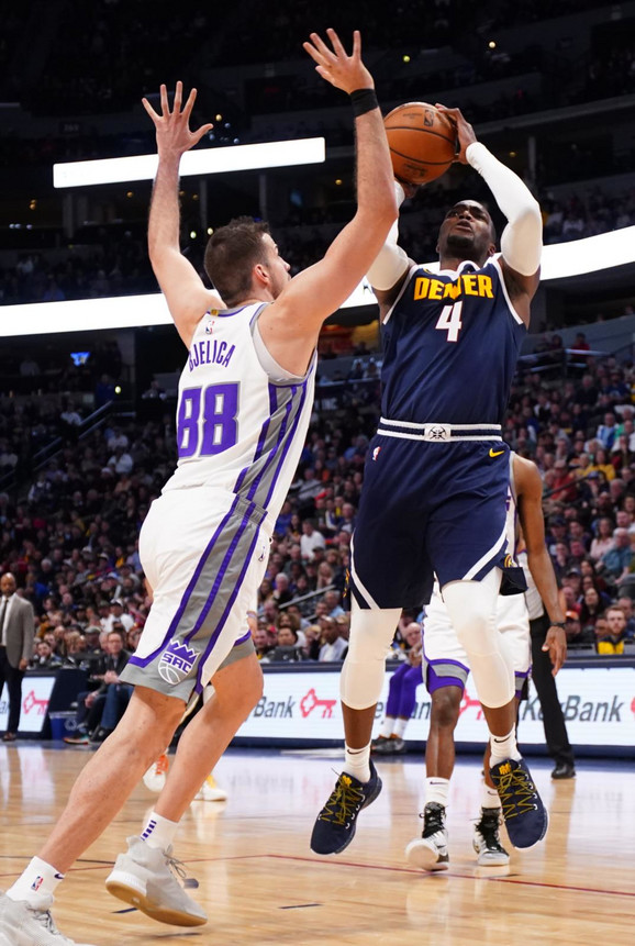 Nemanja Bjelica u jednom od duela sa Polom Milsapom