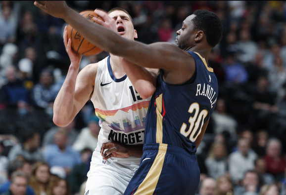 Nikola Jokić u duelu sa Džulijusom Rendlom