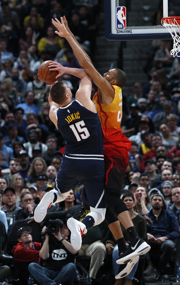 Nikola Jokić u duelu sa Rudijem Goberom