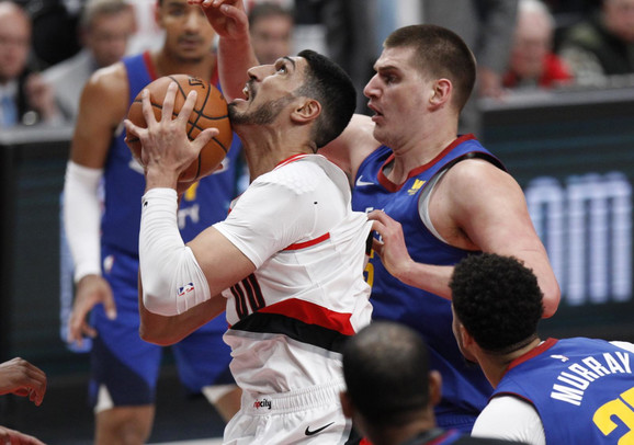 Enes Kanter i Nikola Jokić u duelu