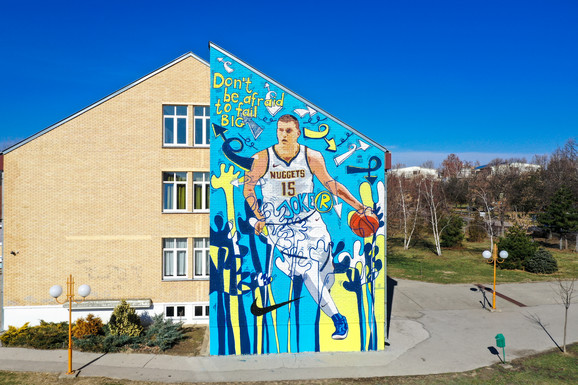 Mural posvećen Nikoli Jokiću na školi