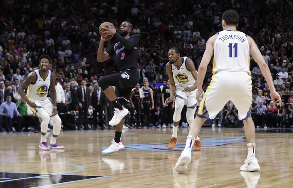 Vejd sa jedne noge pogađa trojku za ludi trijumf Majamija nad Golden Stejt Voriorsima