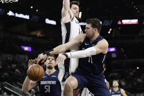 Luka Dončić proigrava Bobana Marjanovića u NBA derbiju Teksasa između San Antonija i Dalasa