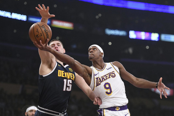 Rejdžon Rondo i Nikola Jokić u duelu na meču Los Anđeles Lejkers - Denver Nagets