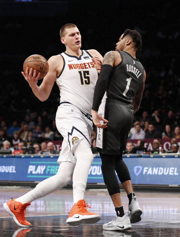 Nikola Jokić i Dianđelo Rasel u duelu u Bruklinu