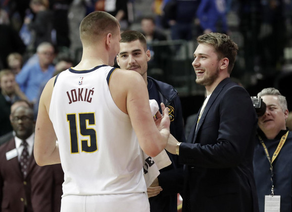 Luka Dončić (desno) u razgovoru sa Nikolom Jokićem, dok Huančo Hernangomez posmatra