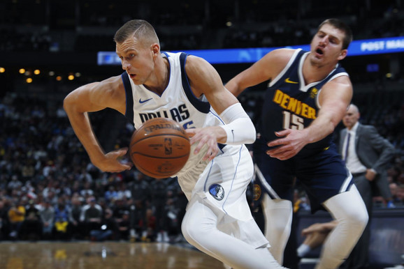 Kristaps Porzingis i Nikola Jokić na meču Denver - Dalas