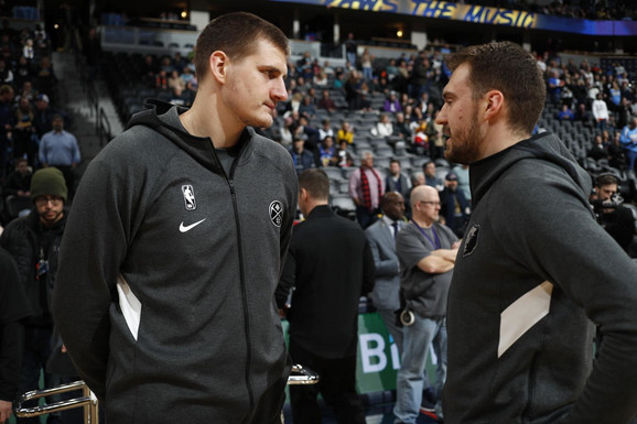 Reprezentativci Srbije u razgovoru na NBA parketu u Denveru, Nikola Jokić i Marko Gudurić pred meč Nagetsa i Memfis Grizlisa