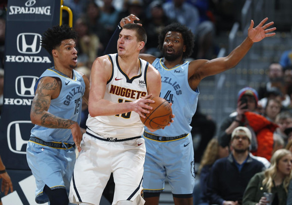 Nikola Jokić na NBA utakmici Denver - Memfis