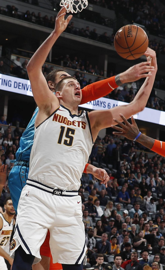 Nikola Jokić u borbi sa Stivenom Adamsom na meču Denver - Oklahoma