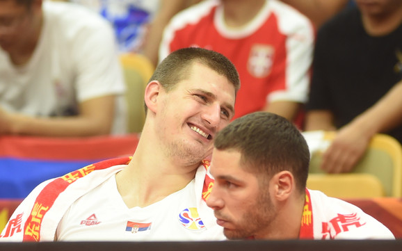 Nikola Jokić i Stefan Jović na klupi tokom meča Srbija - Portoriko