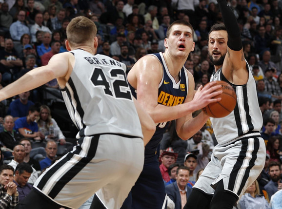 Nikola Jokić u duelu sa Bertansom iz San Antonija