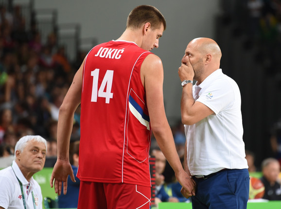 Nikola Jokić i selektor Aleksandar Đorđević tokom nastupa košarkaška Srbjie na Olimpijskim igrama u Atini