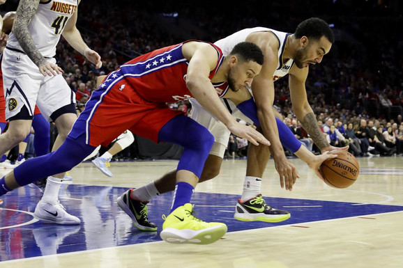 Ben Simons i Trej Lajls u borbi za loptu na meču Filadelfija - Denver