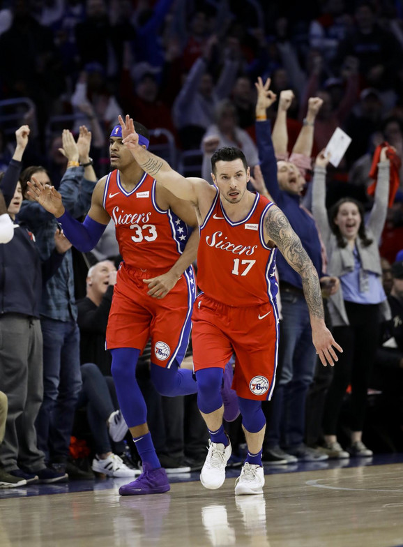 Džej-Džej Redik slavi jedan od pogodaka na meču sa Denverom