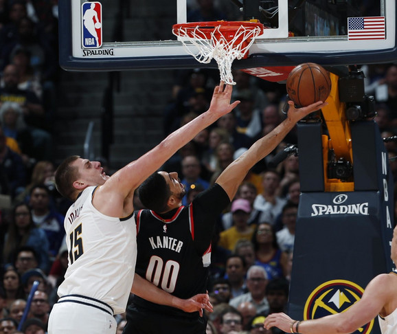 Nikola Jokić i EnesKanter u duelu na petoj plej-of utakmici Denver - Portland