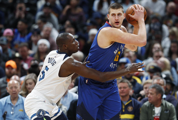 Nikola Jokić i Gorgui Deng u duelu na meču Denver - Minesota