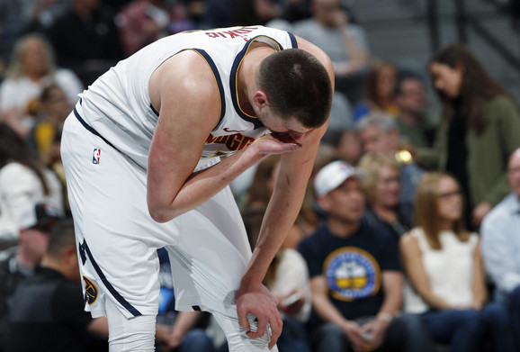 Nikola Jokić je bio u krvi posle duela sa Portisom