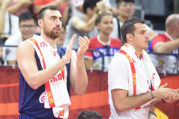 Nikola Milutinov i Nemanja Bjelica aplaudiraju saigračima zbog sjajnog poteza na meču Srbije i Angole